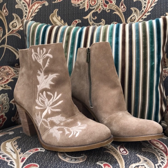 Lucky Brand Western Looking Boots - Picture 1 of 5